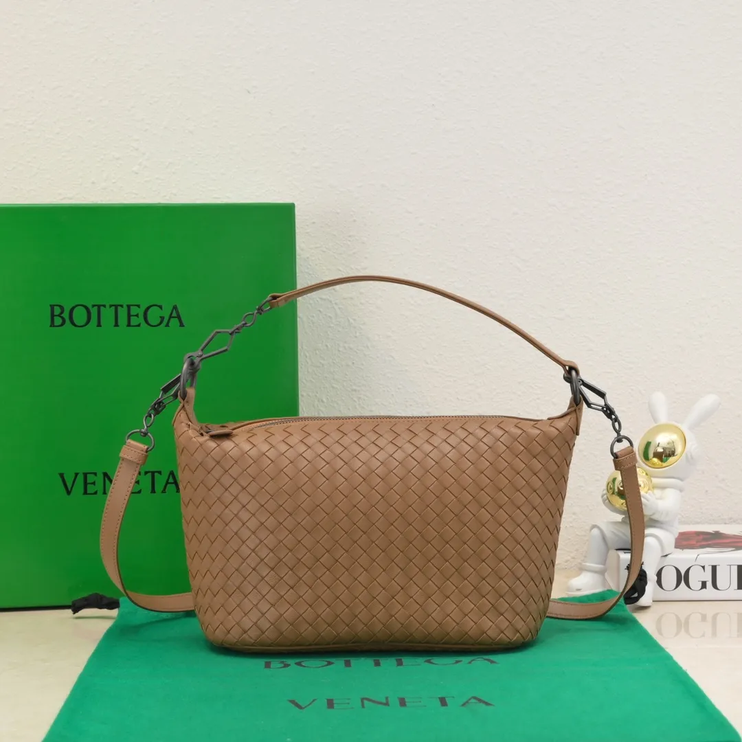 Batch 1260 BV classic women's hand-held shoulder crossbody bag, made of imported sheepskin purely hand-woven, lined with pigskin, equipped with original matte hardware, with long shoulder straps that can be adjusted in length, impeccable workmanship, top-notch craftsmanship, focusing on high-end quality, the first choice for product identification, real-life pictures 👉🏻The color is great👍 Size: 28*18*14 Model: 9843